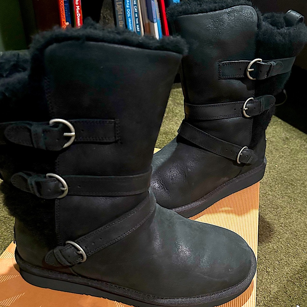 UGG BECKET LEATHER BOOTS, NWOT, water resistant, medium height, black size 9